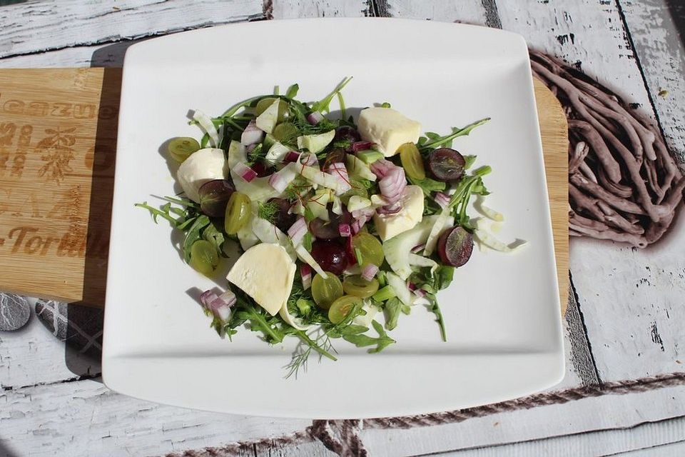 Fenchel-Trauben-Rucola-Salat mit Feta-Käse