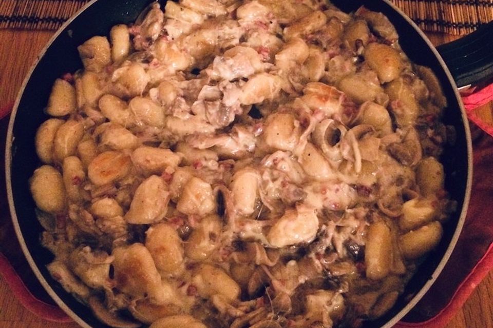 Gnocchi in Champignon-Käse-Schinken-Sahnesauce