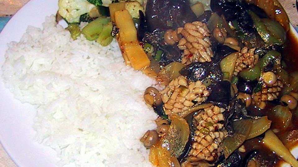 Tintenfisch-Röllchen mit schwarzen Bohnen und Gemüse auf chinesische ...