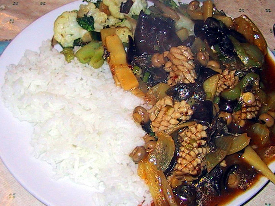 Tintenfisch-Röllchen mit schwarzen Bohnen und Gemüse auf chinesische ...