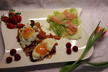 Karottennudeln mit Eiern, dazu Salat mit Lachs