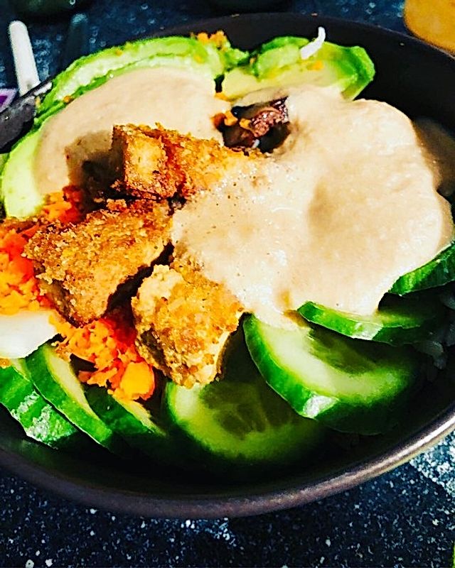 Vegane Poké Bowl mit Crispy Tofu und Knoblauch-Kokos-Sauce
