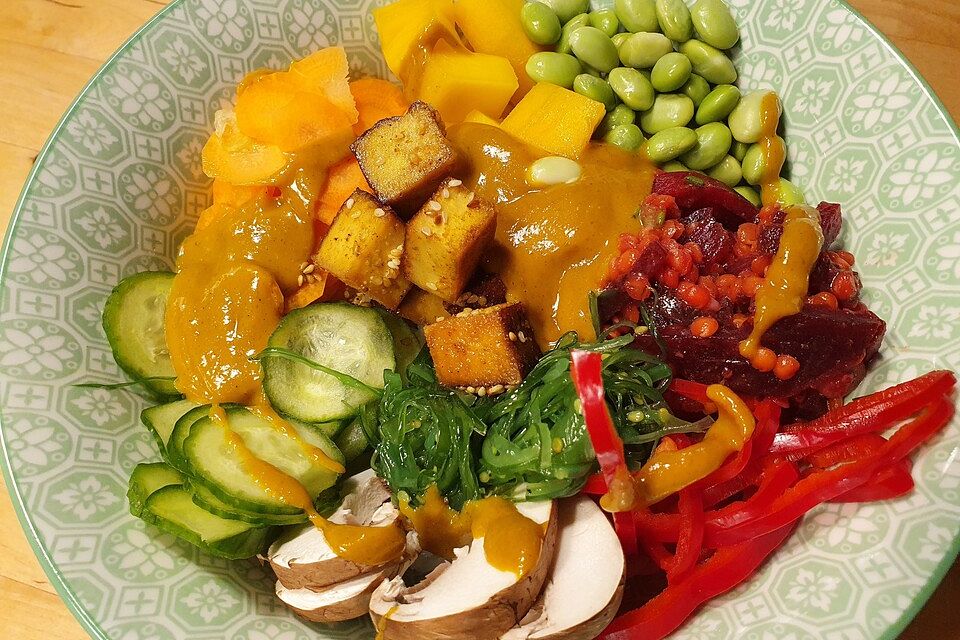 Vegane Poké Bowl mit Crispy Tofu und Knoblauch-Kokos-Sauce