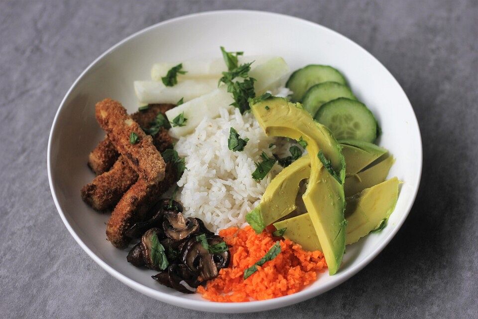 Vegane Poké Bowl mit Crispy Tofu und Knoblauch-Kokos-Sauce