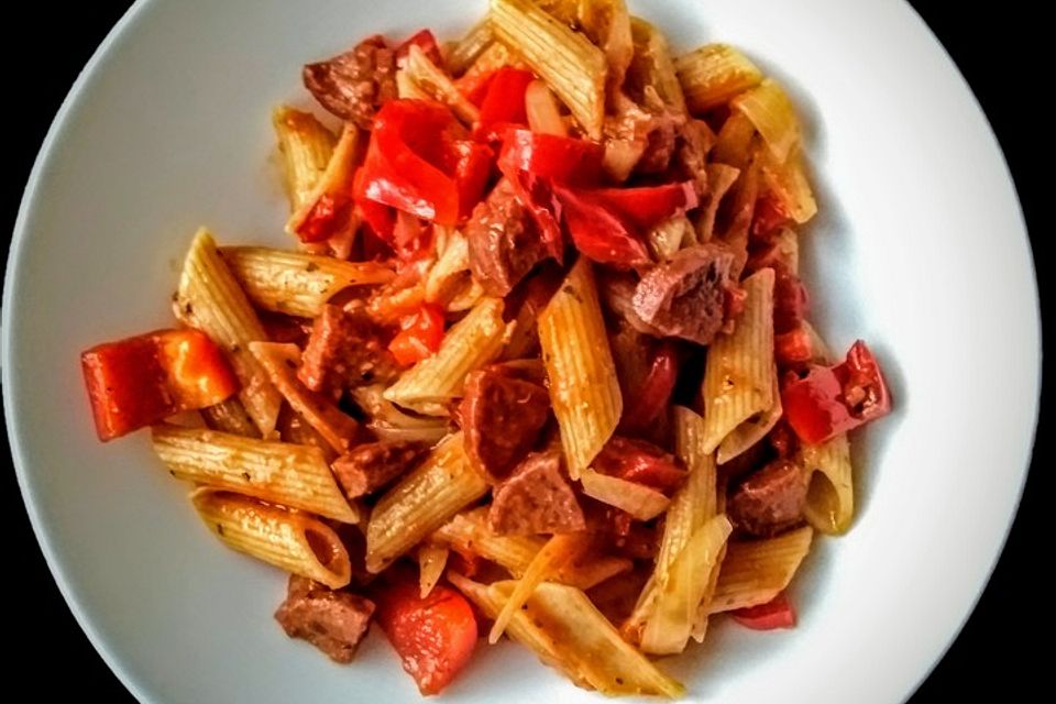 Penne mit Sucuk, Zwiebeln und Paprika in Tomatensauce