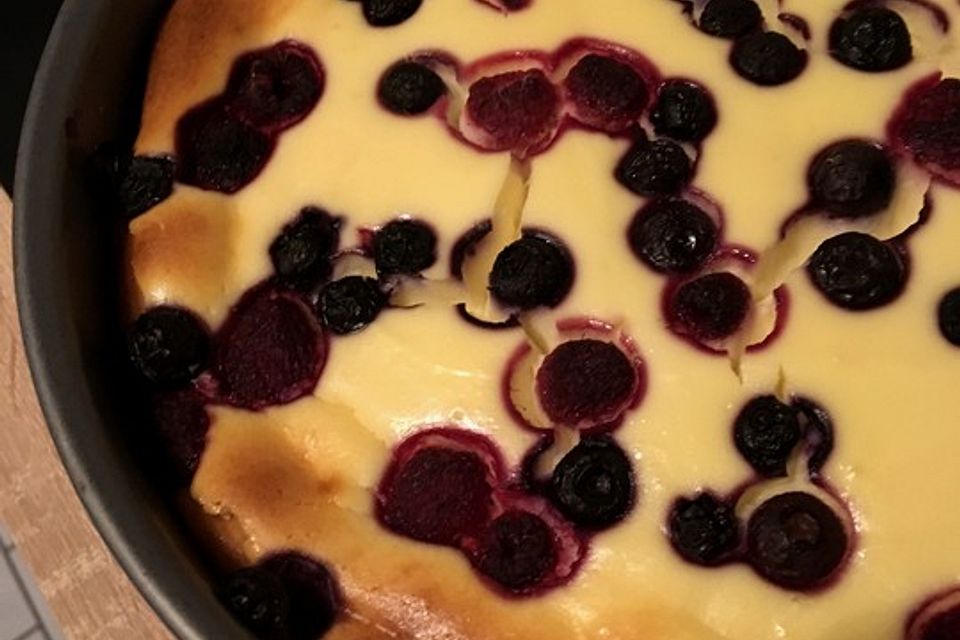 Cremiger Käsekuchen mit weißer Schokolade und Beeren