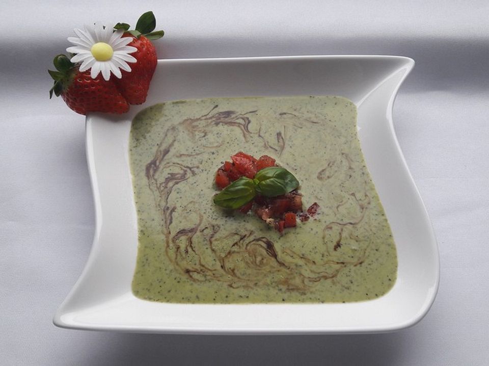 Basilikumsuppe mit Tomatenstückchen von yatasgirl| Chefkoch