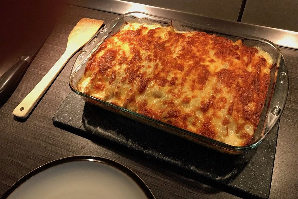 Fusilli mit Käse-Sahne-Schinken-Sauce mit Spargel und Sauce Hollandaise