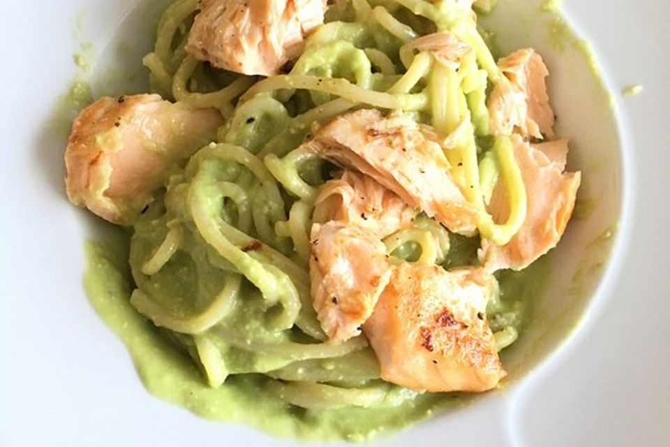 Nudeln mit Avocado und Lachs