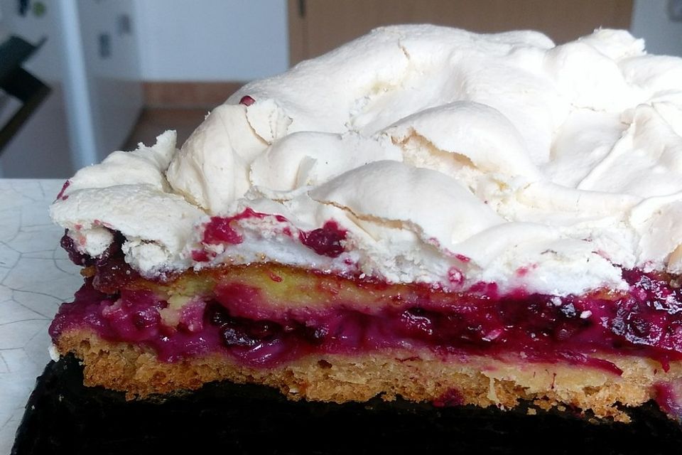 Gebackener Brombeerkuchen mit Baiserhaube