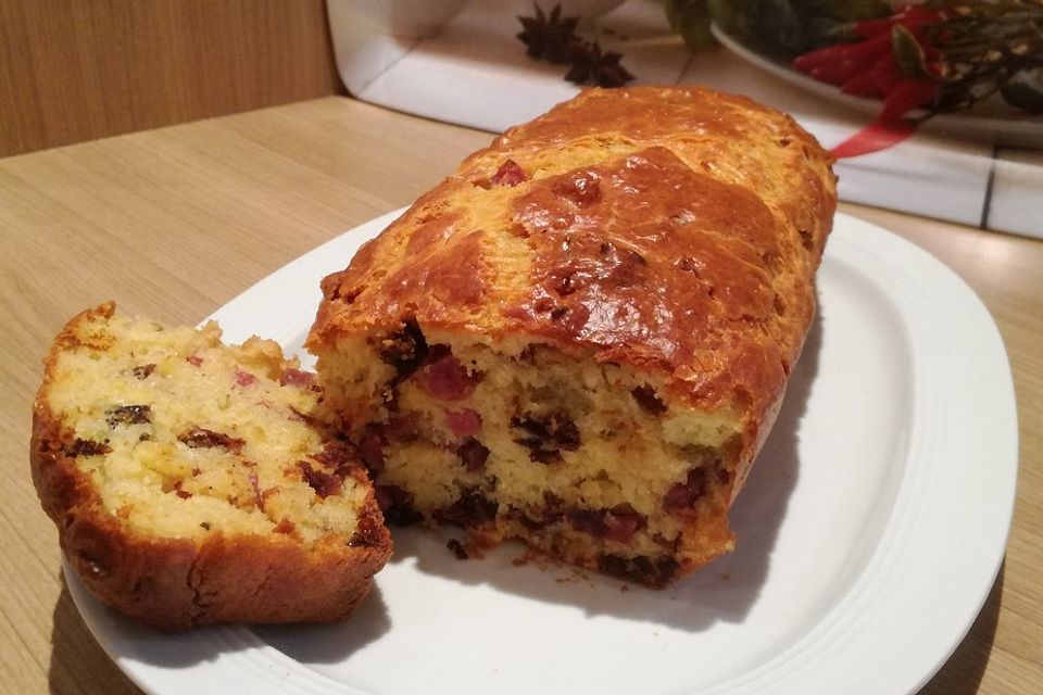 Herzhafter Kuchen mit Salami, Tomaten und Käse