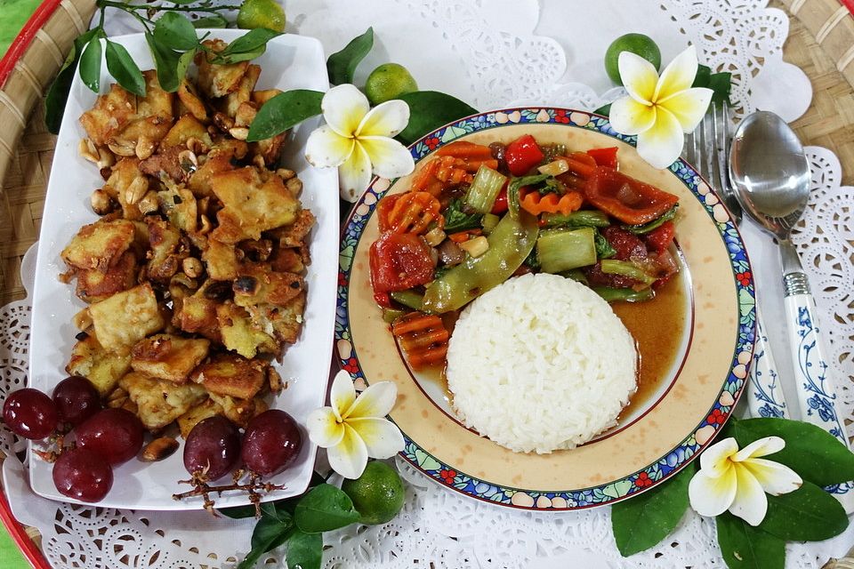 Knusprige Fischstücke mit Cap Cay in Thai-Sauce