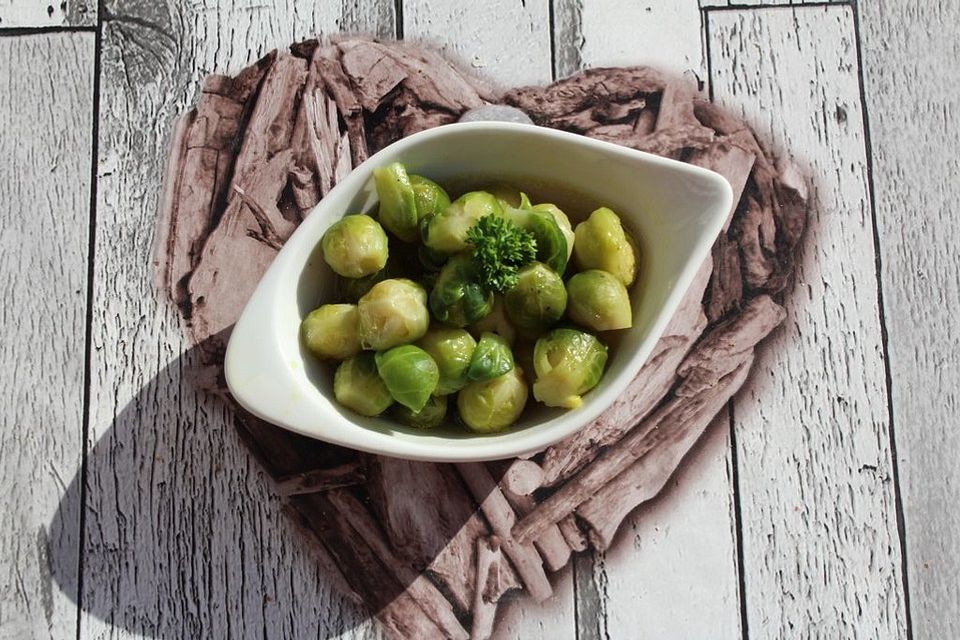 Einfacher Rosenkohlsalat mit Himbeeressig