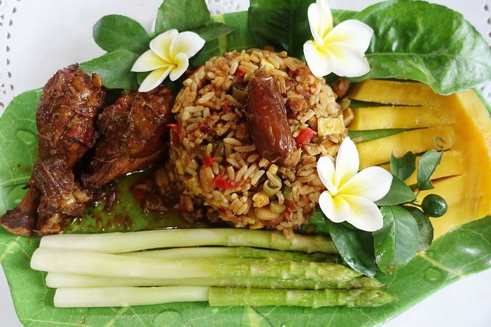 Würzige Hühnerschlegel mit Nasi Goreng, grünem Spargel und Mango