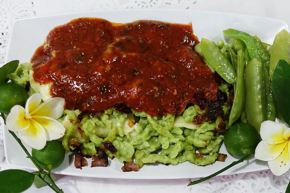 Grüne Käsespätzle mit pikanter Tomatensauce