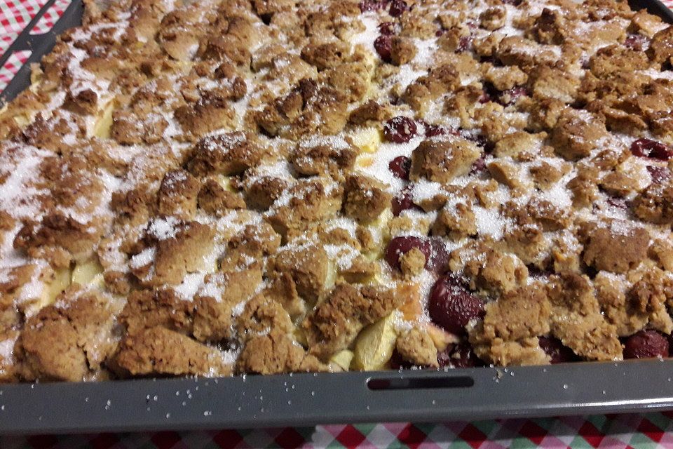 Hefekuchen mit Streuseln und Früchten