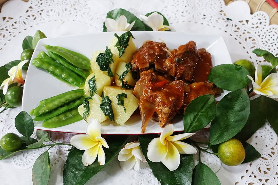 Babyribs in süß-saurer Ingwersauce mit Petersilienkartoffeln und Zuckerschoten