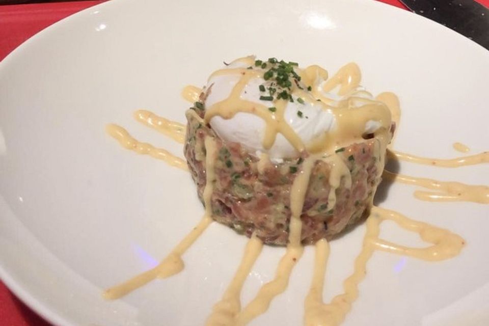 Creamy Tuna Tatar mit pochiertem Ei