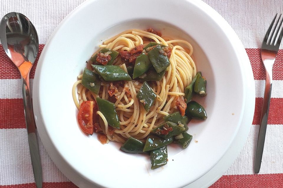 Spaghetti mit Zuckerschoten und getrockneten Tomaten