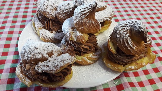 Windbeutel gefüllt mit Schokocreme von eisbobby Windbeutel gefüllt mit Schokocreme von eisbobby