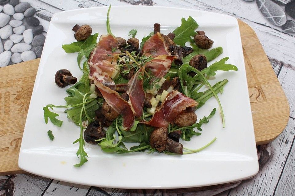 Fruchtiger Feldsalat mit Roastbeef und Champignons