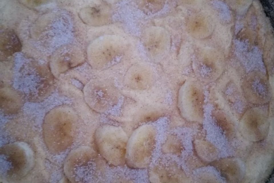 Einfacher Kuchen mit Bananen und Apfelmus