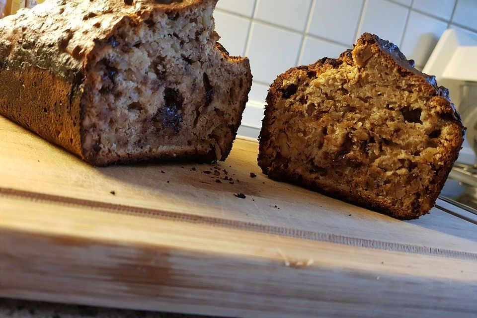 Bananenkuchen mit Walnüssen und Schokolade