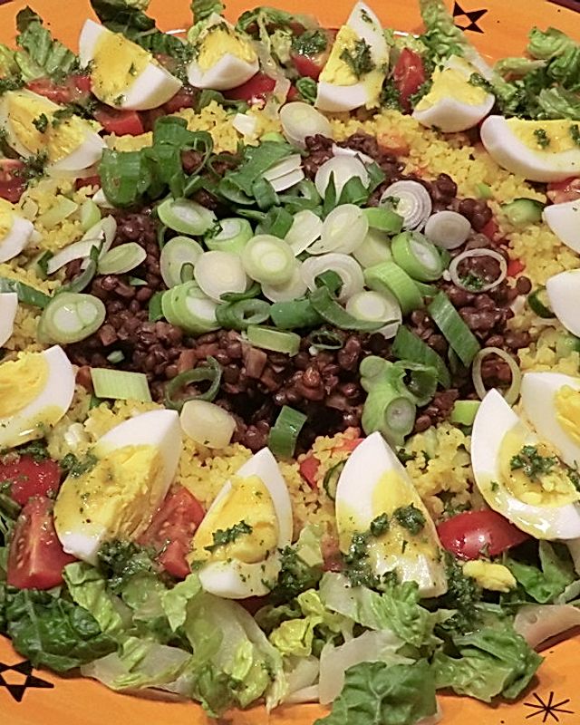 Bunte Bulgur-Linsen-Salatplatte