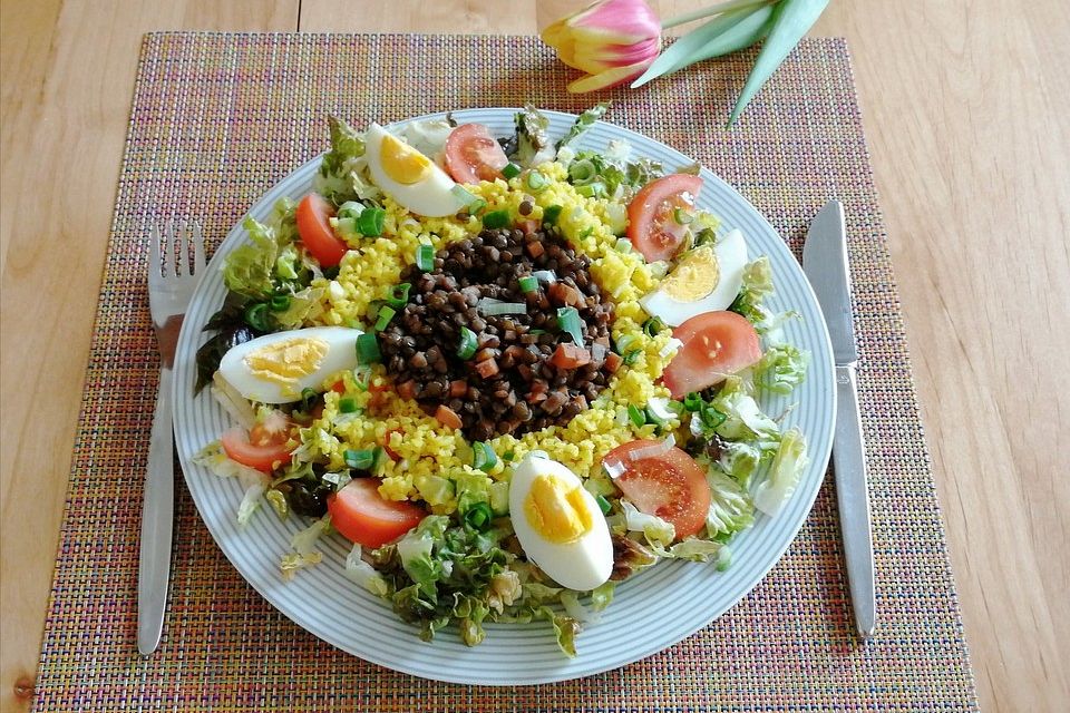 Bunte Bulgur-Linsen-Salatplatte