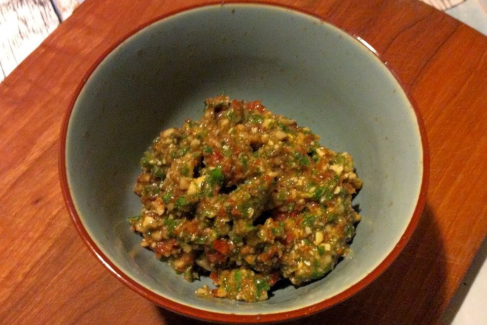 Veganes Pesto mit getrockneten Tomaten