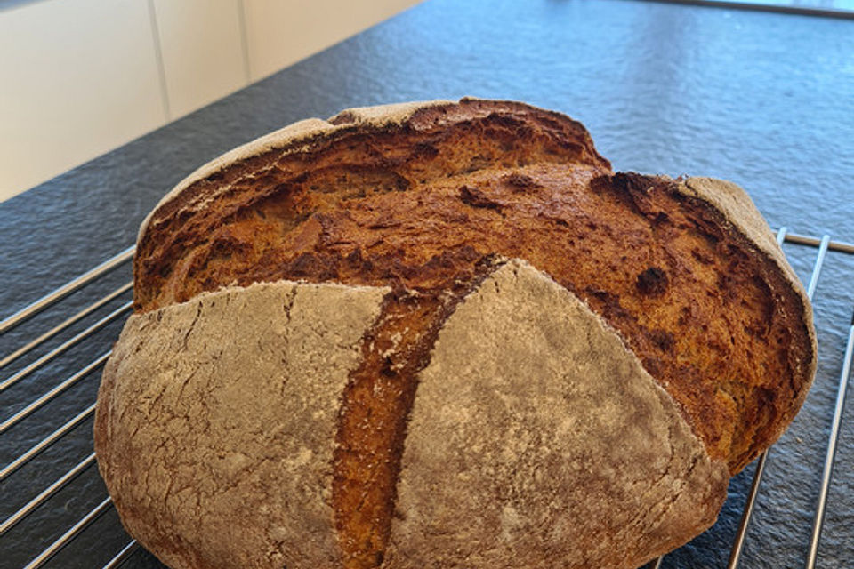 Knuspriges Roggenmischbrot aus dem Gusseisentopf