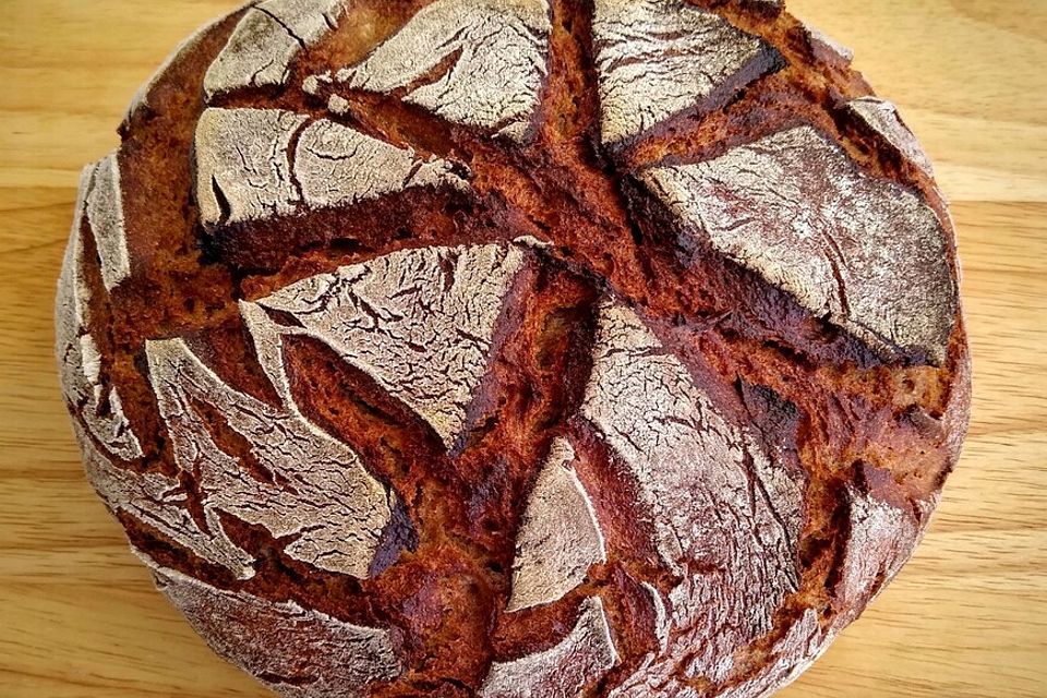 Knuspriges Roggenmischbrot aus dem Gusseisentopf