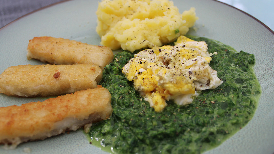 Fischstäbchen auf Stampfkartoffeln und Spinat mit Spiegelei von McMoe