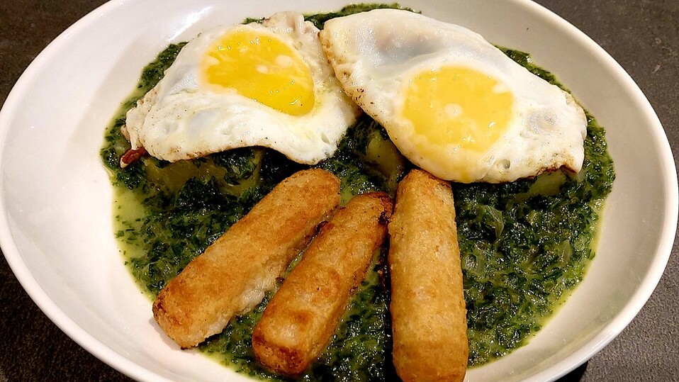 Fischstäbchen auf Stampfkartoffeln und Spinat mit Spiegelei von McMoe