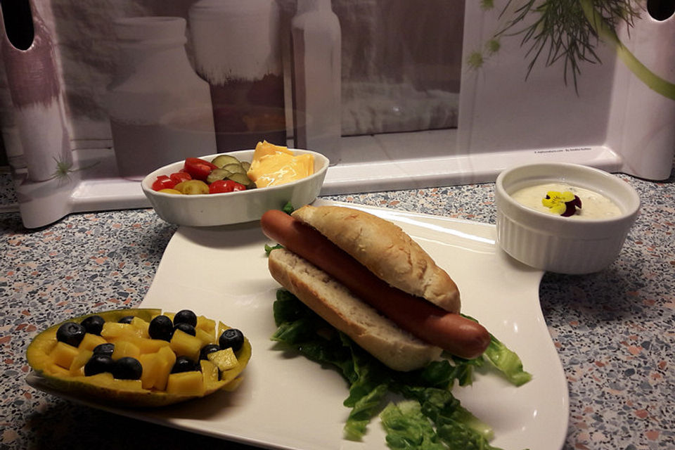 Hot Dog mit selbst gemachten Brötchen und Sauce