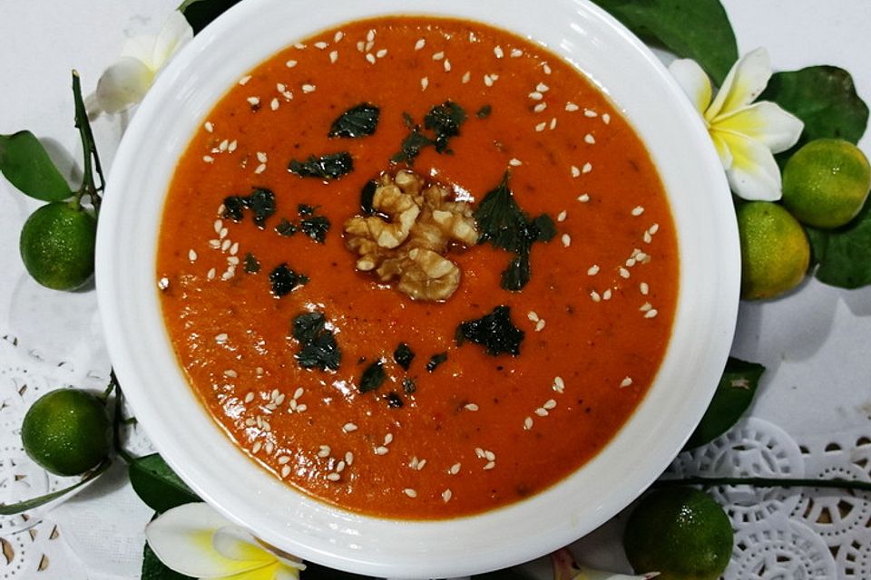 Exotische, würzig-scharfe, thailändische Tomatensuppe