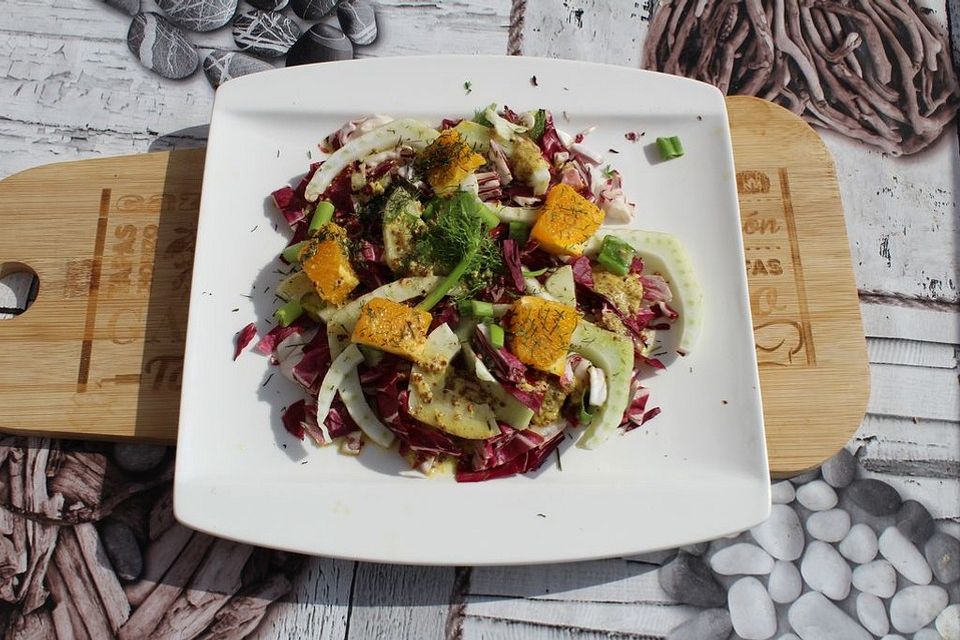 Fenchel-Radicchio-Salat mit Honig-Senf-Dressing