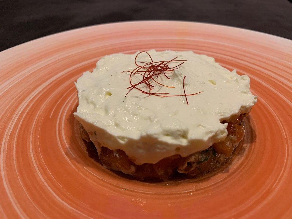 Limonen-Lachstatar mit Zitrus-Meerrettich-Schlagsahne-Topping von d ...