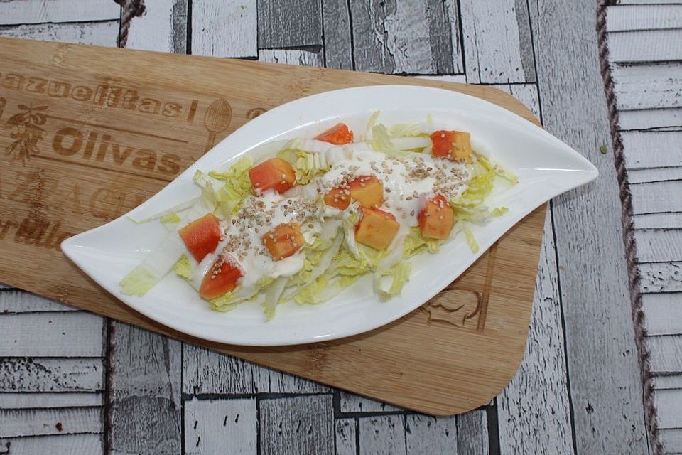 Chinakohl-Papaya-Salat mit Dickmilchdressing