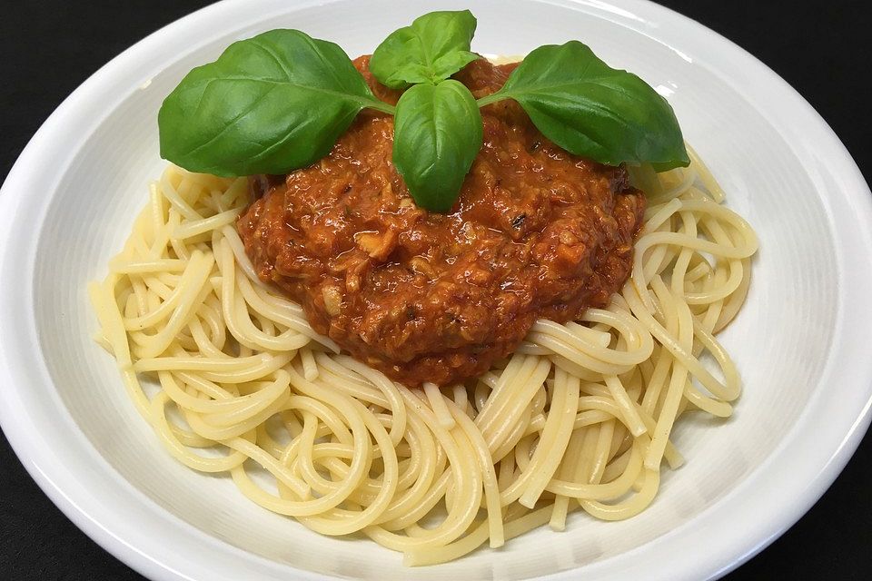 Nudeln mit leckerer Thunfisch-Tomatensoße mit einem Hauch Frischkäse