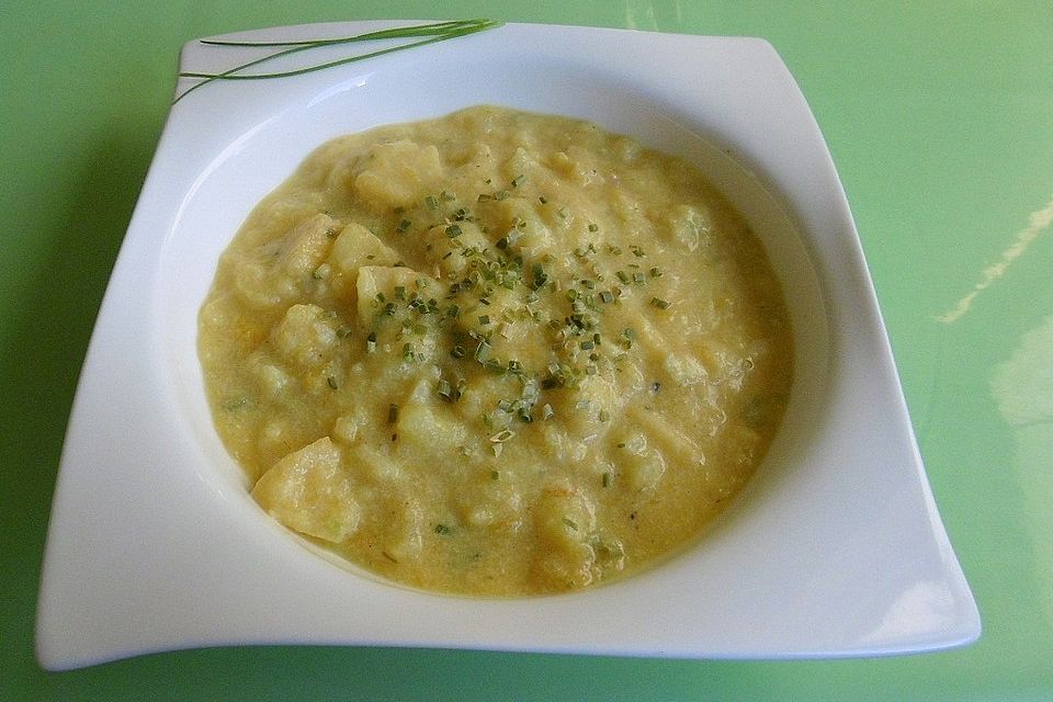 Apfel-Curry-Suppe mit Mangoeinlage