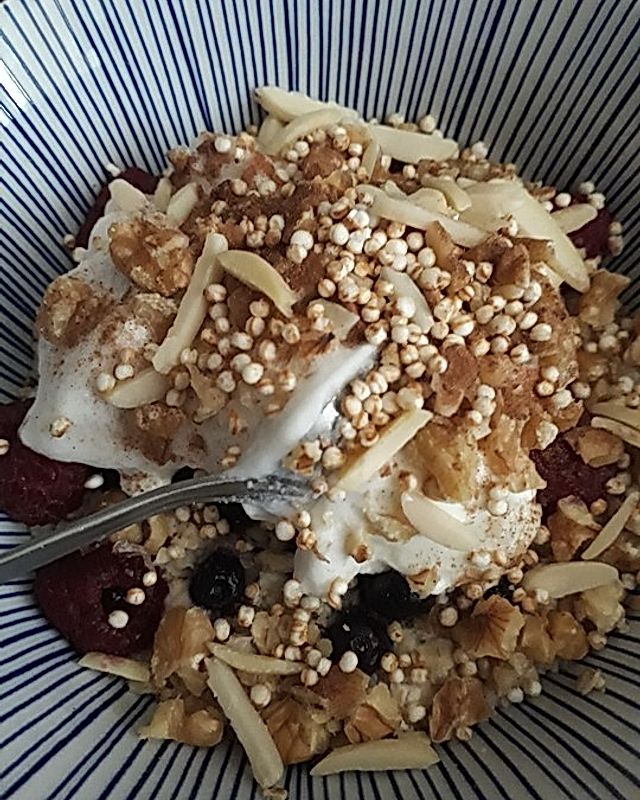 Quinoa-Haferflocken-Frühstück mit Schafs- und Kokosjoghurt