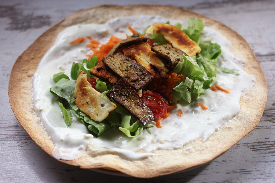 Vegetarisches Dürüm mit Räuchertofu und Halloumi