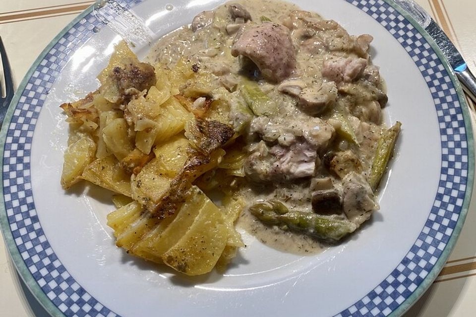 Überbackenes Welsfilet mit einer Dill-Champignon-Spargelhaube