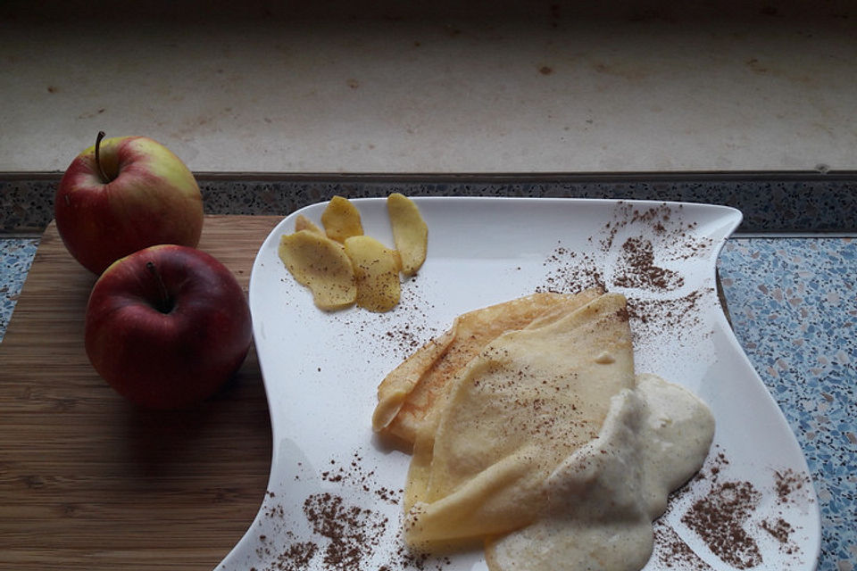 Mandel-Crêpes gefüllt mit Apfelscheibchen mit Vanillesoße