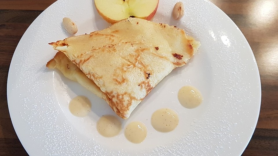 Mandel-Crêpes gefüllt mit Apfelscheibchen mit Vanillesoße von yatasgirl ... Mandel-Crêpes gefüllt mit Apfelscheibchen mit Vanillesoße von yatasgirl ...