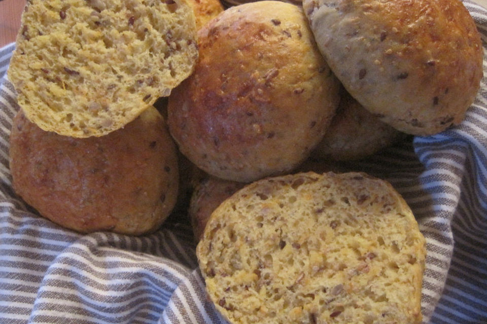 Brötchen mit Flocken, Saaten, Karotte und Buttermilch