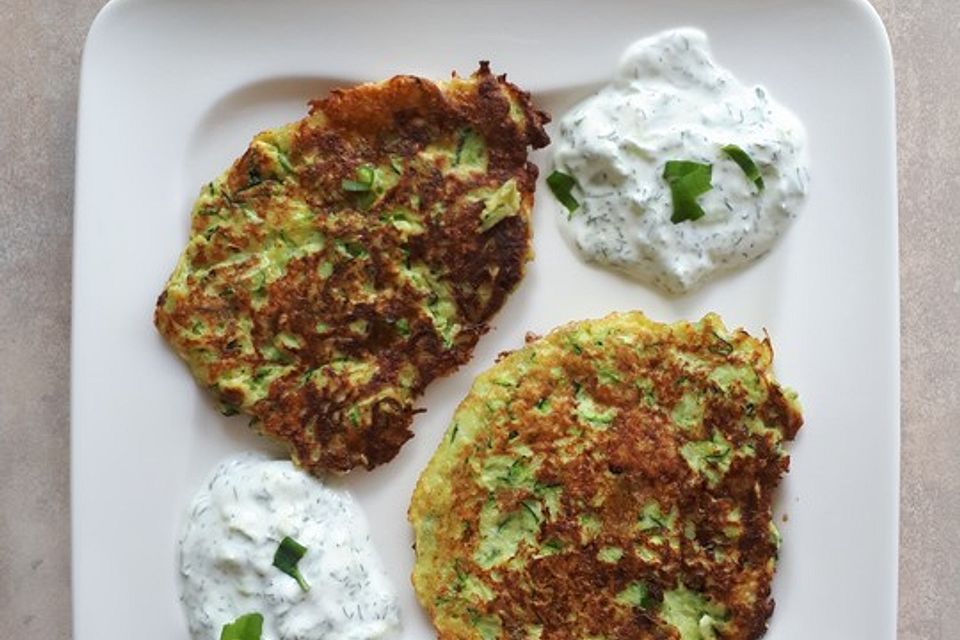 Zucchinipuffer mit Tzatziki, Low Carb