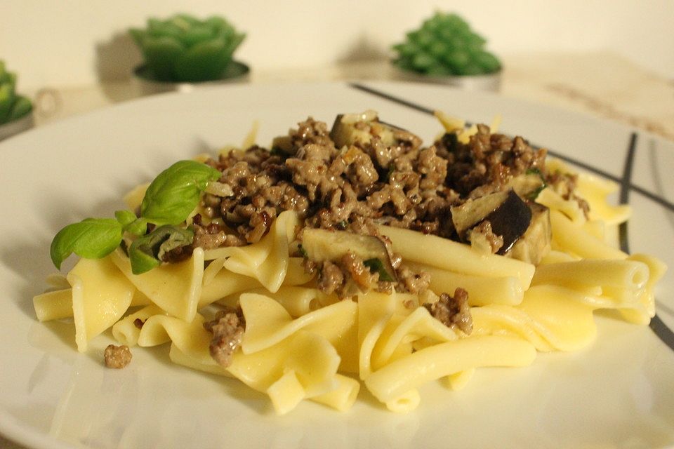 Nudeln mit Auberginen-Hackfleisch