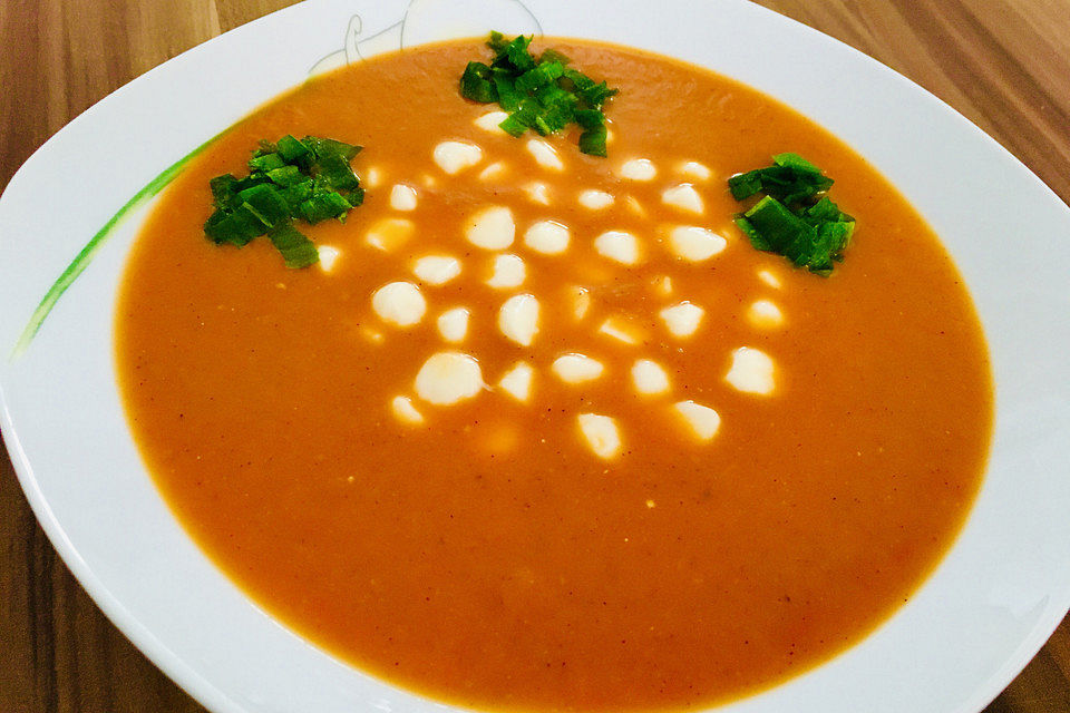 Tomatensuppe mit Mozzarella